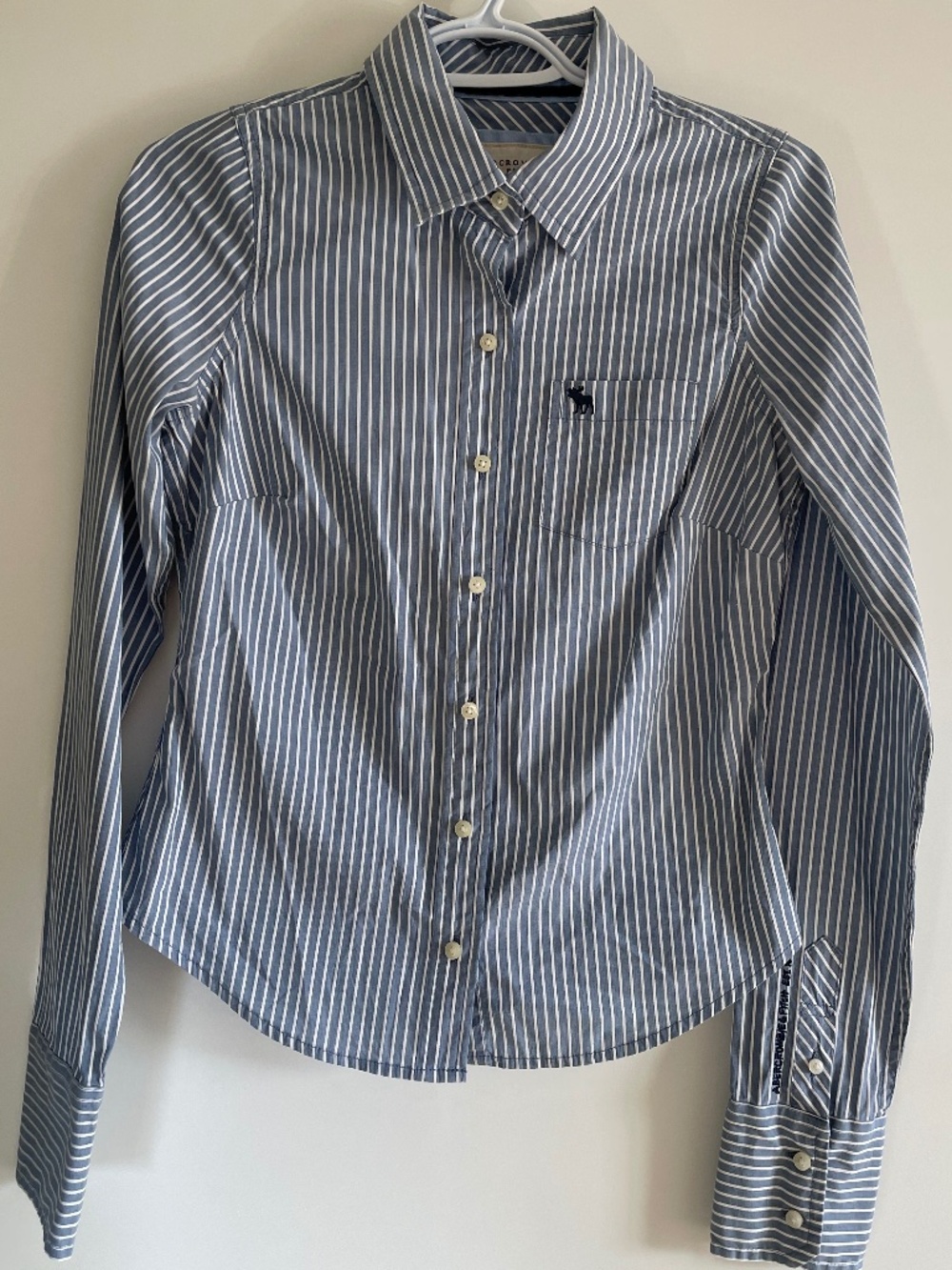 EUC Abercrombie & Fitch Women’s Blue & White Striped Button Down Shirt Medium